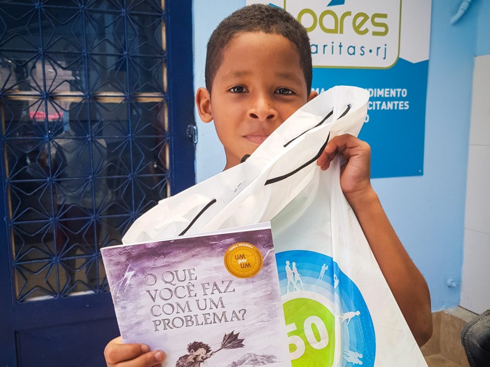 Editora Voo - Livros doados pela Voo ajudam a compor kit escolar entregue para famílias refugiadas