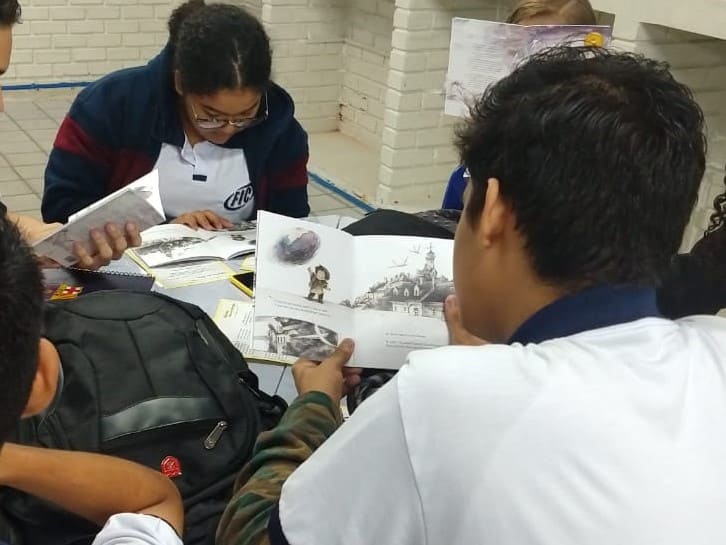 Editora Voo - Doação de livros para alunos do Ensino Médio em Natal; confira o depoimento da professora